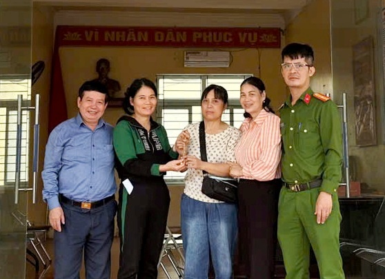 Công an xã Tiên Lãng trao trả tài sản bị mất cho người dân